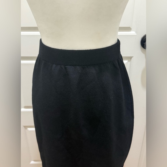 St. John Basics. Classic Santana Knit Skirt. Black. Size 2. - Picture 7 of 10